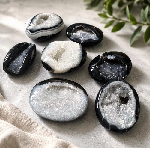 Black onyx palm - stone, |