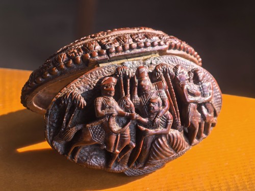 Exquisitely carved - exquisitely,