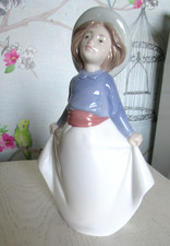 Lladro/Nao Pretty young girl  posing