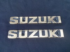 Suzuki GT550 380 250 185 A100 GP100 GP125 Fuel Tank Emblem Badge Pair Gold NOS