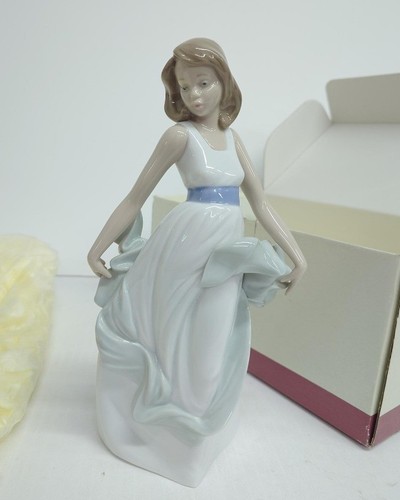 Nao figurine 1343 walking - walking, on