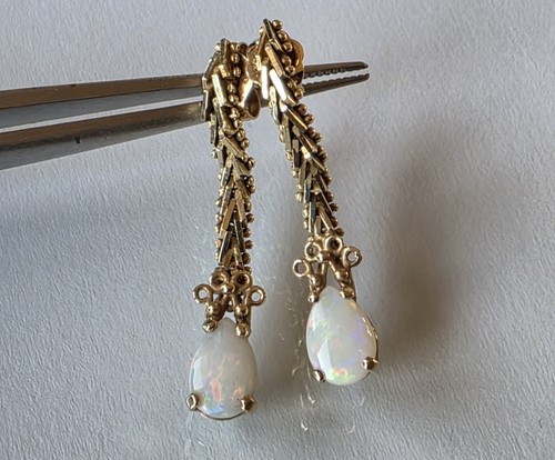 9ct yellow gold and opal - gold,