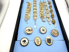 A NUMBER OF VINTAGE SCARF CLIPS PLUS 5 BRACELETS ALL DIFFERENT IN SIZE AND STYLE