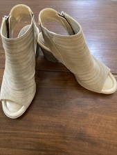 Vaneli Size 5M heels Light