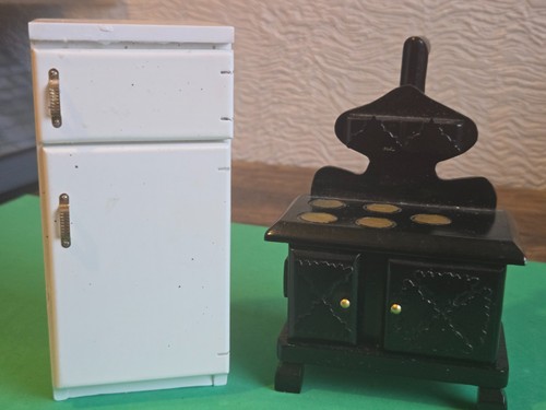 Doll house furniture kitchen - ,