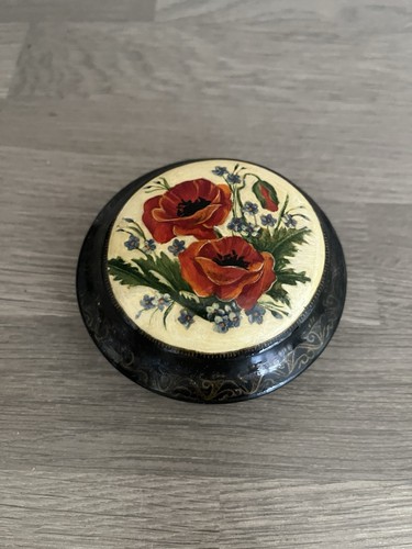 Beautiful wooden lacquered - beautiful,
