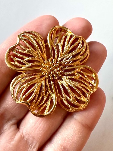 Signed trifari gold tone - trifari,