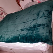 A GREEN VELVETSOFT THROW BY COZEE HOME IMMACULATE CONDITION.