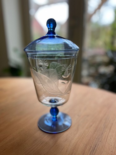 Bon jar pedestal - on, a