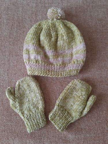 Hand knitted child - 's, bobble