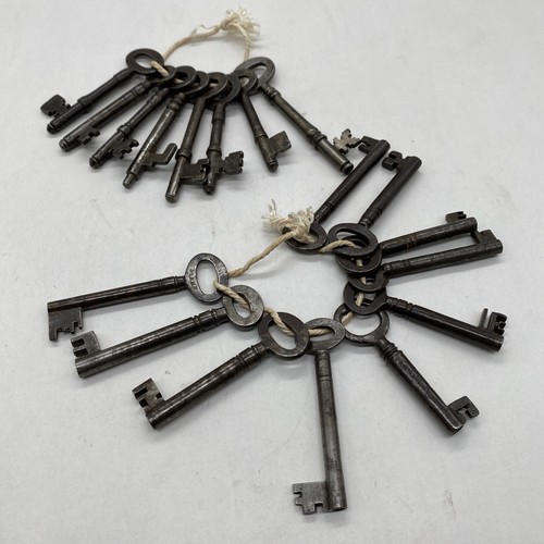 Vintage keys job lot - lot, 18