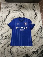Ipswich Town FC Squad Signed Blue Home Football Shirt BNWT X19 Size Medium Men’s