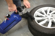 Tyre fitting bead seater - tyre,