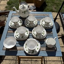 Colclough ivy leaf bone china Tea Set For 6. 21 Pieces. Christmas Pattern