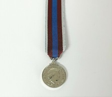 QUEEN`S PLATINUM JUBILEE MINIATURE MEDAL 2022 LOOSE WITH 6"RIBBON & COURTMOUNTED