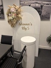 Rippled Backdrop And Cake