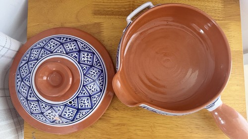 Unmarked round ceramic - unmarked,