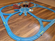 Tomy Trackmaster Thomas Road & Rail trainset with turntable and engine sheds