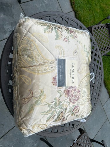 Luxurious quilted bedspread - luxurious,