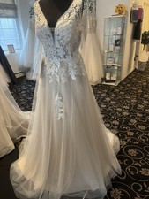 Wedding Dress Brand New Never Worn, Stunning dress With Beautiful Detail