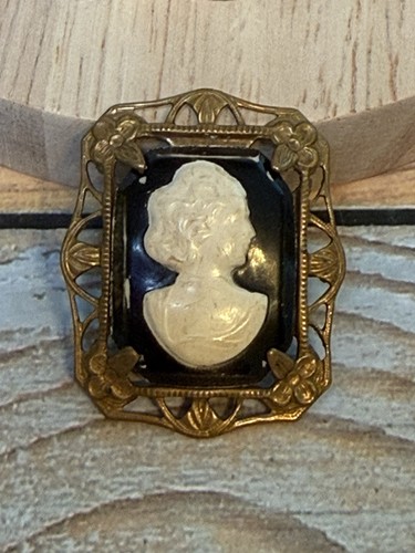 Antique cameo brooch - 1.5”,