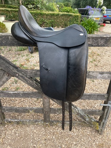 Black dressage saddle - 1/2",