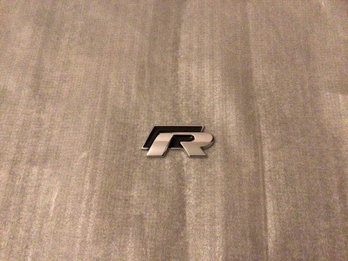 Badge emblem rear - r,