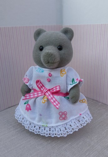 Sylvanian families white and - families,
