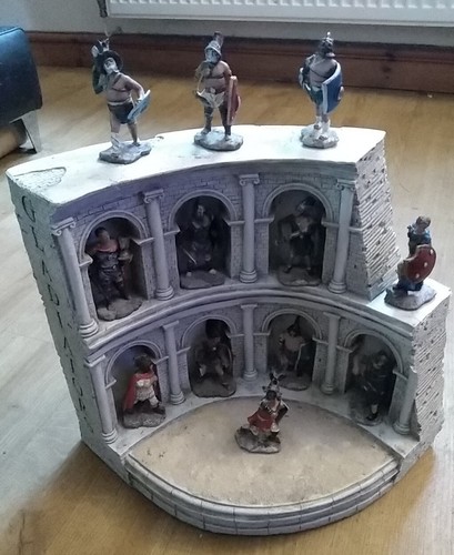 Colluseum display 30x37x22cm - colluseum,