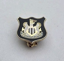 NEWCASTLE UNITED SMALL VINTAGE SHIELD PIN BADGE 