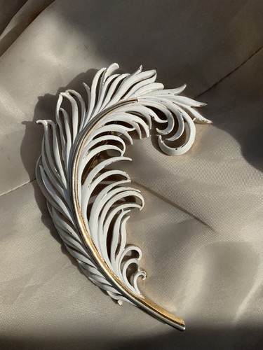 Trifari vintage white - white, enamel