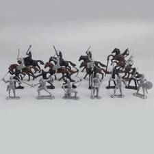28-PIECE MODEL GAME SET MEDIEVAL KNIGHTS SOLDIERS HORSES