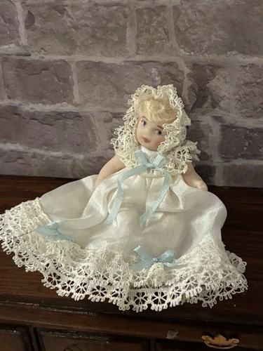 Dolls house scale - dolls,