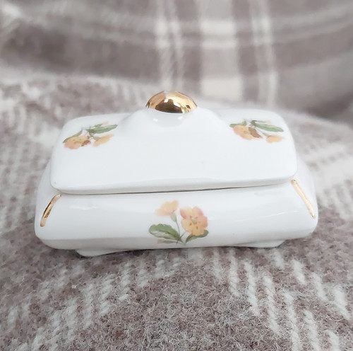 Small white fine - small,