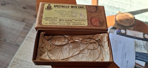 Antique yellow metal