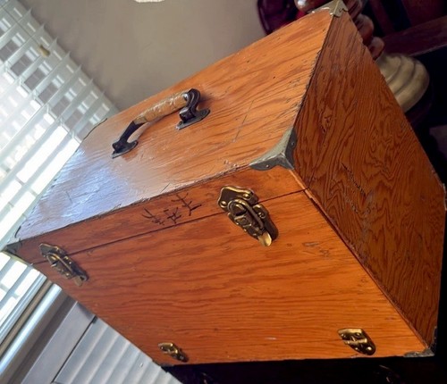 Vintage brown wooden tackle - brown,