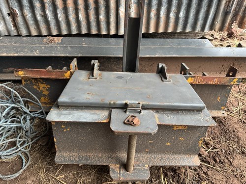 Weight block tool box - weight, front