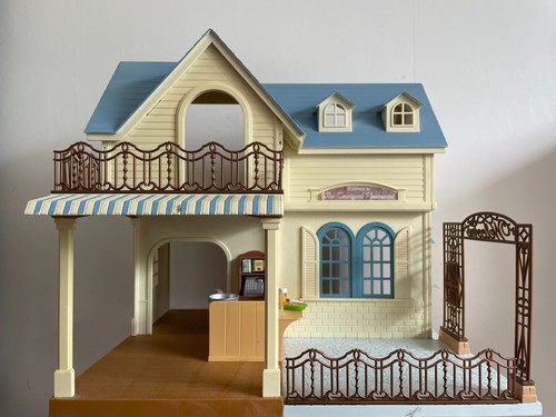 Sylvanian families courtyard - families,
