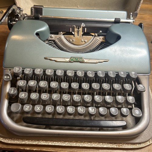 Vtg patria typewriter portable - vtg,
