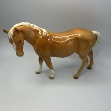 Beswick Mare Head Down Facing Left in Palomino Gloss Horse Figurine No. 976