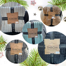 PYRAMID JACQUARD FLEECE THROW