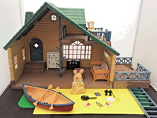 SYLVANIAN FAMILIES BLUE/GREEN ROOFED LOG CABIN, CANOE, FIGURE BUNDLE