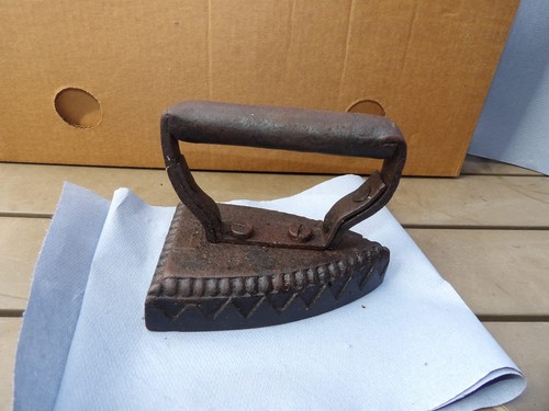 Vintage sad iron triangular - sad,
