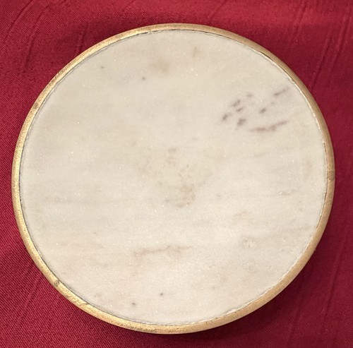 White marble round - round, brass