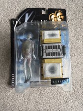 The X-Files -  Series 1 - Fireman And Cryopod 1998 McFarlane Toys unopened 