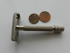 A VINTAGE GILLETTE ROCKET TTO DE SAFETY RAZOR, PATNET PENDING. MADE in ENGLAND.