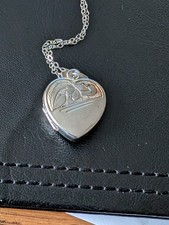 VINTAGE STERLING SILVER  HEART SHAPED ENGRAVED LOCKET & CHAIN SOLID VSW887-2