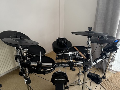 Electric drum kit - , alesis