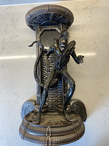 Illuminated clock xenomorph - illuminated,