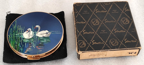 Beautiful vintage stratton - beautiful,